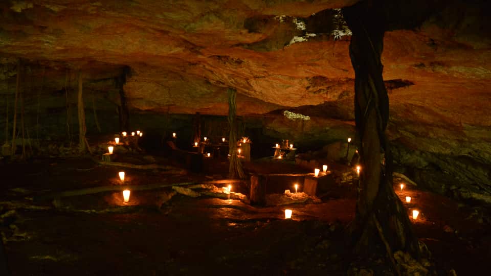 ceremonia maya en cueva