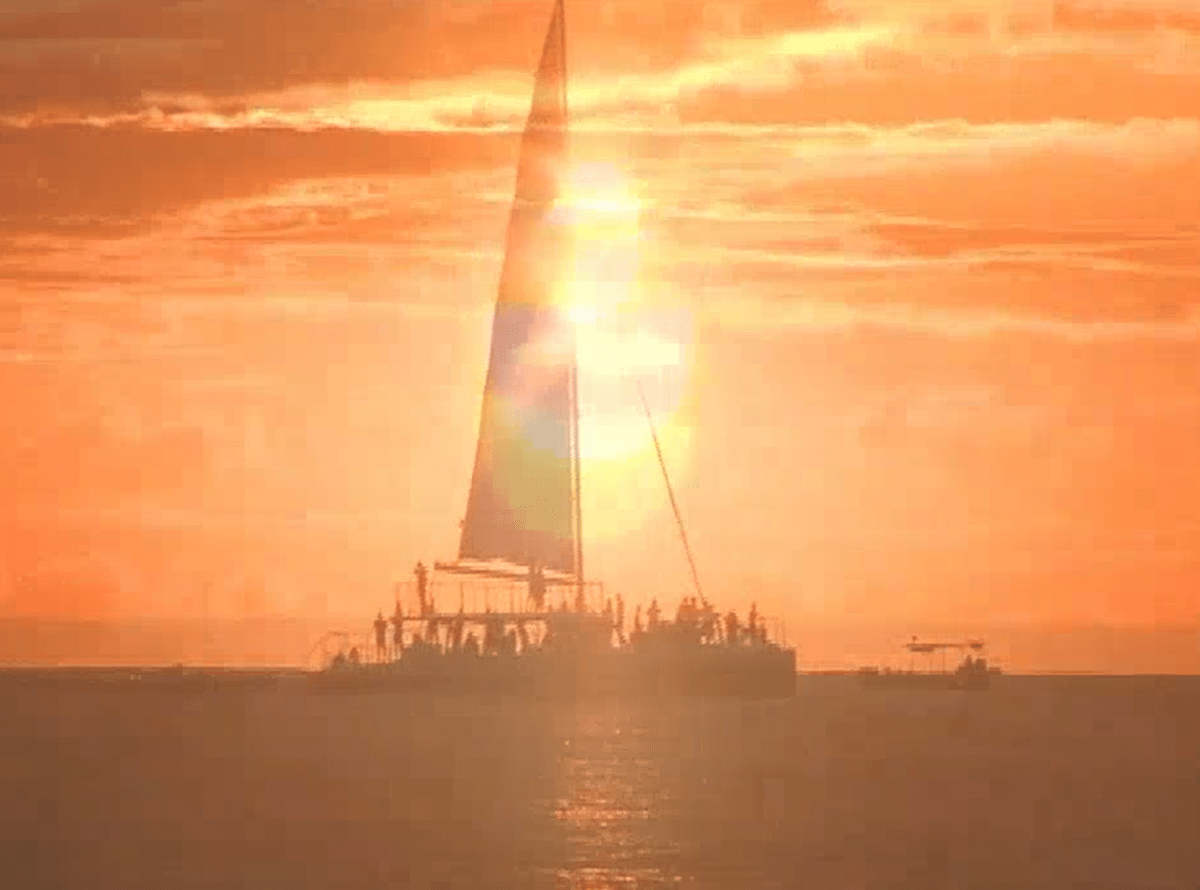 atardecer en tour de catamarán