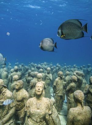 snorkel-woman-island