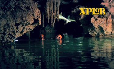 nadar en el río subterráneo del parque xplor