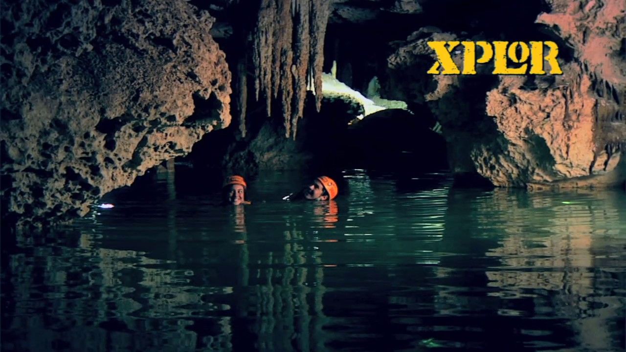nadar en el río subterráneo del parque xplor